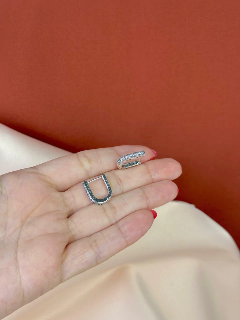 Brinco "U" Cravejado