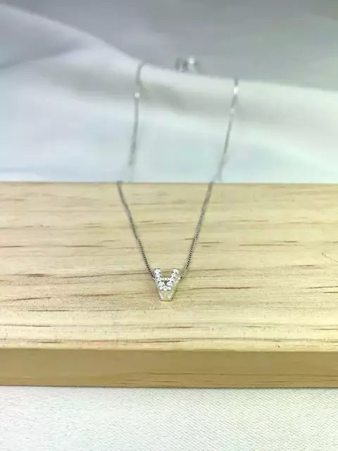 Colar Letra V Cravejada