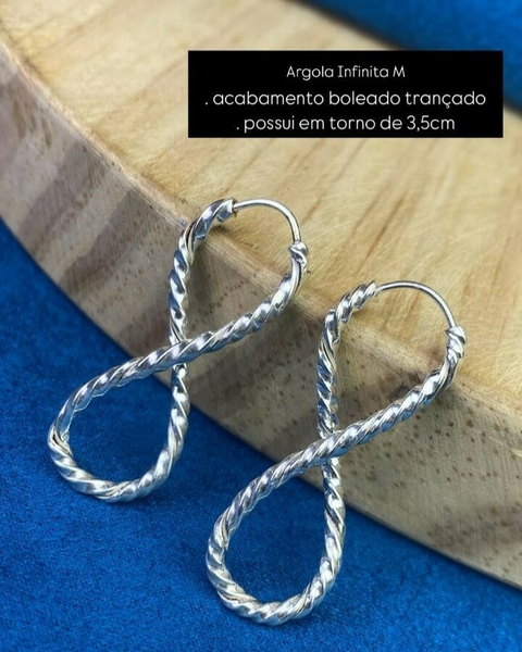 Argola Infinito M com Acabamento Boleado Trançado
