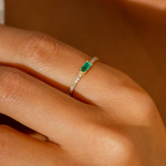 Anel Esmeralda Baguete - loja online
