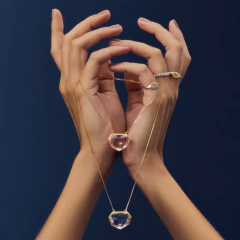 Escapulário TN - Tayla Nicolaeff | Joias autorais, minimalistas e atemporais