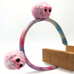 Tiara Pompom Sunglasses na internet