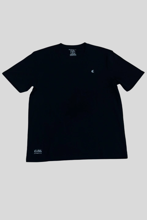 CAMISETA FIT BORDADA COMPTON