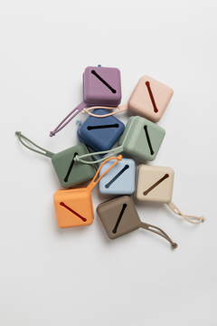 Estuche de silicona porta chupetes BIBS - Pine - comprar online