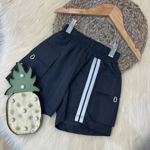 Short negro con lineas blancas