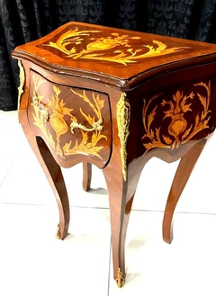 Mesa Cabeceira Marchetaria Florais Madeira Maciça 01 Gaveta - LUXdécor