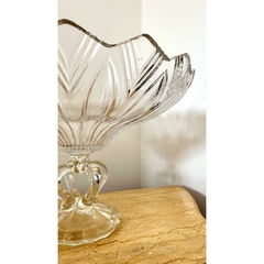 Imagem do Centro De Mesa Cristal Lapidado Com Detalhes Na Base