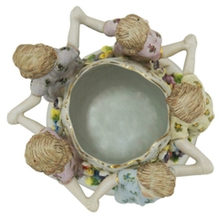 Centro De Mesa Em Porcelana Com Crianças - LUXdécor