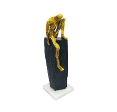 Escultura Resina Dourada Base Preta Homem Sentada Luxo