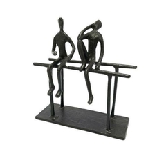 Escultura Enfeite Pessoas Conversando na Trave