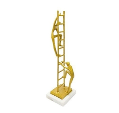 Escultura Decorativa Homens na escada Dourado com Base