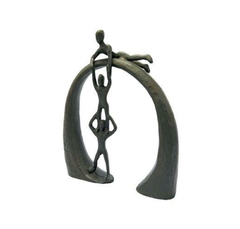 Escultura Enfeite Crianças Brincando no Arco Impecavel
