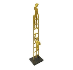 Escultura Decorativa Homens na Escada Dourado Impecavel