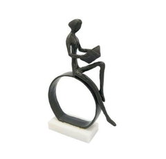 Escultura Decorativa Mulher Lendo no Circulo Impecavel
