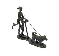 Escultura Decorativa Pessoas Passeando Cachorro