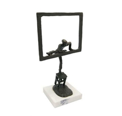Escultura Decorativa Equilibrista no Quadrado Impecavel
