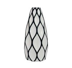 Vaso Cerâmica Menor Branco Com Detalhes Preto Design Losango - LUXdécor