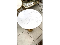 Mesa Auxiliar Metal Dourado T Marmorizado Redondo Alto Padrão na internet