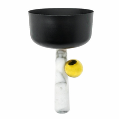 Escultura Decorativa Vaso Preto Base Marmorizado Esfera Dourada