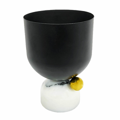 Escultura Decorativa Vaso Preto Base Marmorizado Menor Esfera Dourada