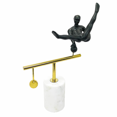 Escultura Decorativa Ginasta Metal Dourado Base Marmore