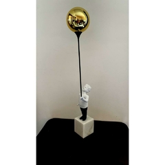 Enfeite Escultura Menino Segurando Balão Metal Dourado Luxo na internet