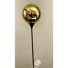 Enfeite Escultura Menino Segurando Balão Metal Dourado Luxo