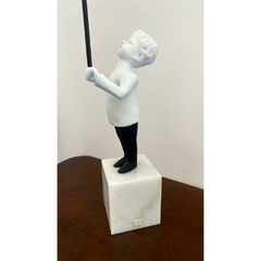 Enfeite Escultura Menino Segurando Balão Metal Dourado Luxo - LUXdécor