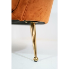 Poltrona Moderna Veludo Laranja Curvas Design Pés Metal Dourado Primeira Linha - comprar online