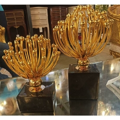 Par de Esculturas Metal Dourado Coral com Base Luxo