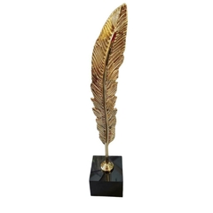 Escultura Decorativa Pena Metal Dourado Maior Base Preta