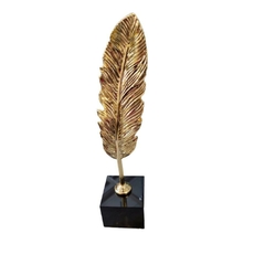 Escultura Decorativa Pena Metal Dourado Menor Base Preta