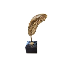 Escultura Decorativa Pena Curvada em Metal Dourado Finos Detalhes Base Preta