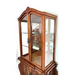 Cristaleira Madeira De Lei Clássico Entalhes Fundo Espelhado - LUXdécor