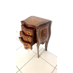 Mesa de Cabeceira Madeira Maciça Com Marquiterrie e Apliques de Bronze 3 Gavetas na internet