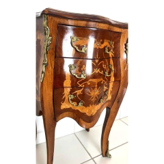 Imagem do Mesa de Cabeceira Madeira Maciça Com Marquiterrie e Apliques de Bronze 3 Gavetas