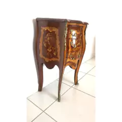 Imagem do Mesa de Cabeceira Madeira Maciça Com Marquiterrie e Apliques de Bronze 3 Gavetas