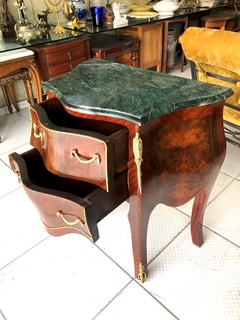 Mesa Cabeceira Bombê Radica Ornamentada em Bronze Classico - LUXdécor