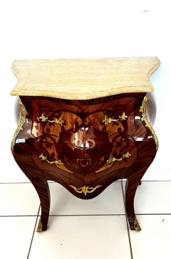 Mesa De Cabeceira Bombe Abaulada 2 Gavetas Marchetada Apliques De Bronze Tampo de Marmore - comprar online