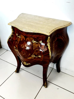 Mesa De Cabeceira Bombe Abaulada 2 Gavetas Marchetada Apliques De Bronze Tampo de Marmore - LUXdécor
