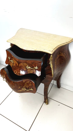 Mesa De Cabeceira Bombe Abaulada 2 Gavetas Marchetada Apliques De Bronze Tampo de Marmore