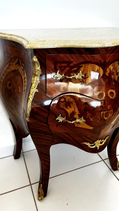 Mesa De Cabeceira Bombe Abaulada 2 Gavetas Marchetada Apliques De Bronze Tampo de Marmore - comprar online