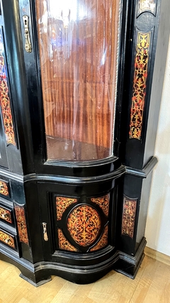 Cristaleira Boulle Classico Marchetaria Casco Incrustado - comprar online