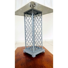 Abajur Metal Vazado Cinza Design Quadrado Com Cúpula Branca - comprar online