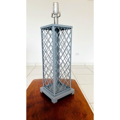 Abajur Metal Vazado Cinza Design Quadrado Com Cúpula Branca na internet