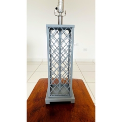 Abajur Metal Vazado Cinza Design Quadrado Com Cúpula Branca - LUXdécor