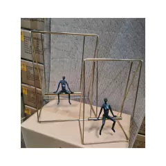 Escultura Decorativa Metal Dourado Balanço Fino Acabamento - comprar online