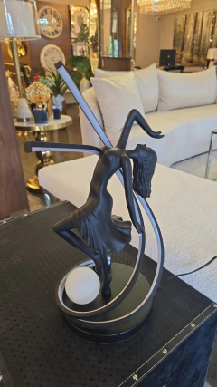 Luminária com Escultura de Mulher Arte Moderna - comprar online