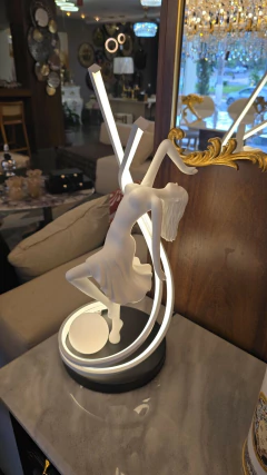 Luminária com Escultura de Mulher Arte Moderna - LUXdécor