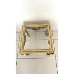 Mesa Lateral Luiz XV Madeira Maciça Fortes Entalhes Tampo de Vidro